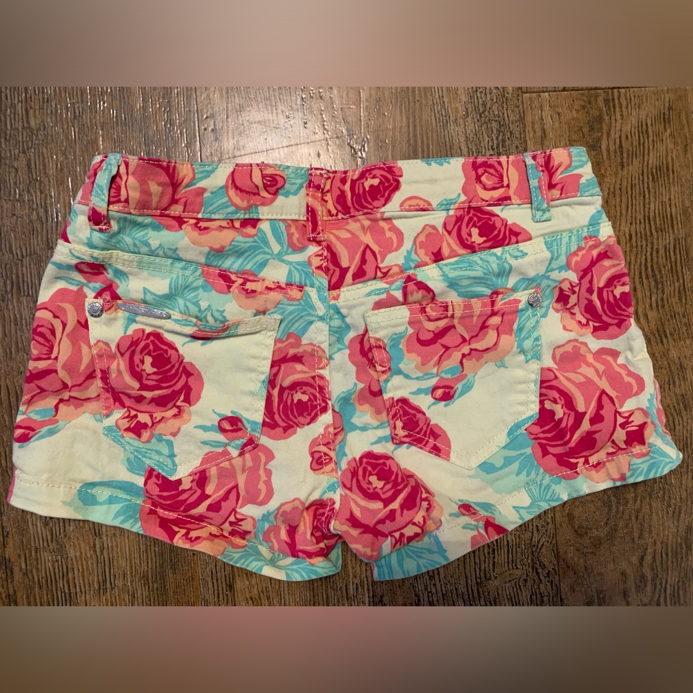 Shorts - Picture 2 of 5